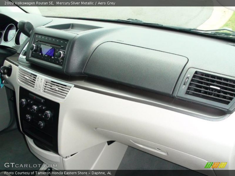 Mercury Sliver Metallic / Aero Grey 2009 Volkswagen Routan SE