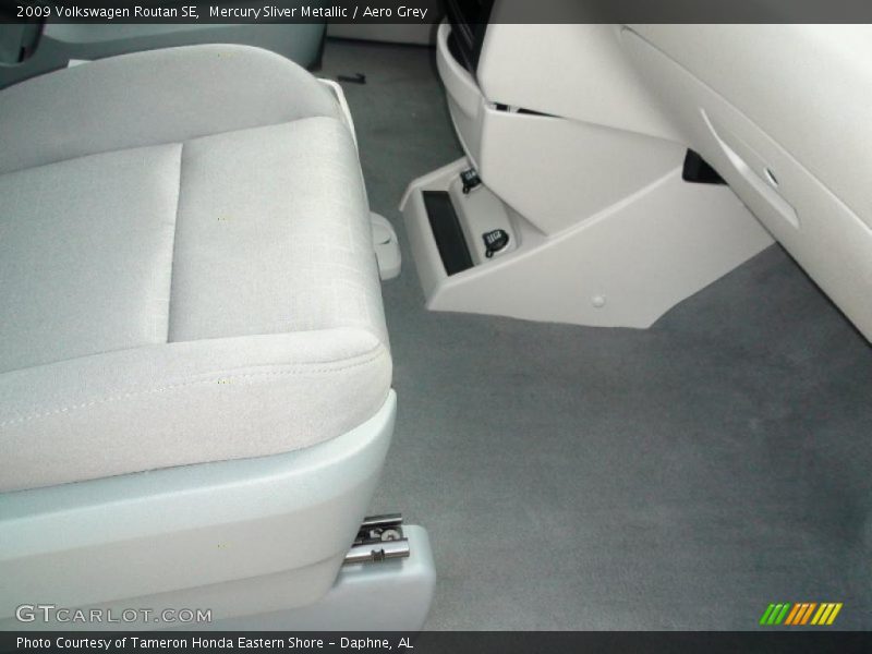 Mercury Sliver Metallic / Aero Grey 2009 Volkswagen Routan SE