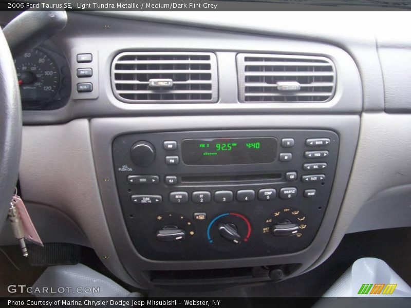 Light Tundra Metallic / Medium/Dark Flint Grey 2006 Ford Taurus SE