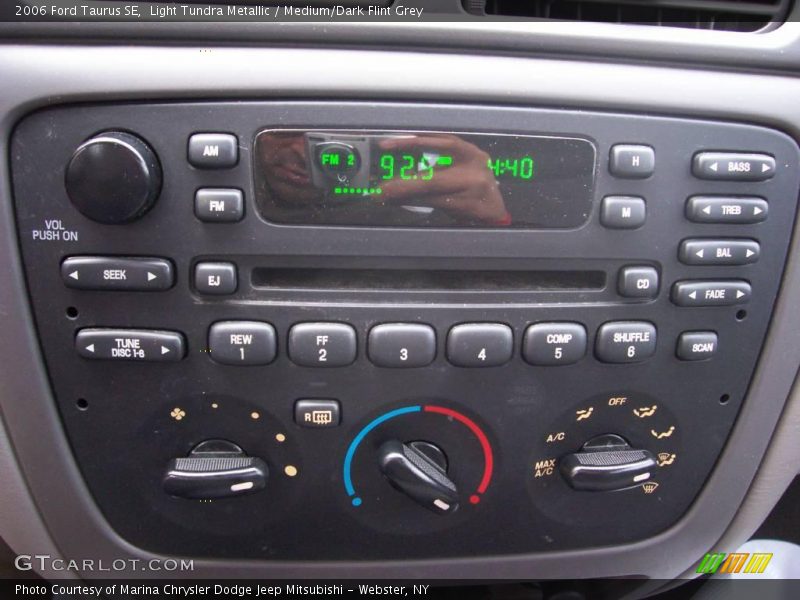 Light Tundra Metallic / Medium/Dark Flint Grey 2006 Ford Taurus SE