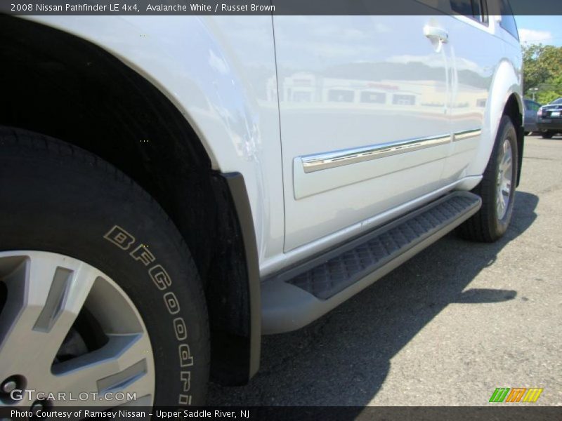 Avalanche White / Russet Brown 2008 Nissan Pathfinder LE 4x4