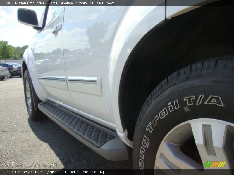 Avalanche White / Russet Brown 2008 Nissan Pathfinder LE 4x4