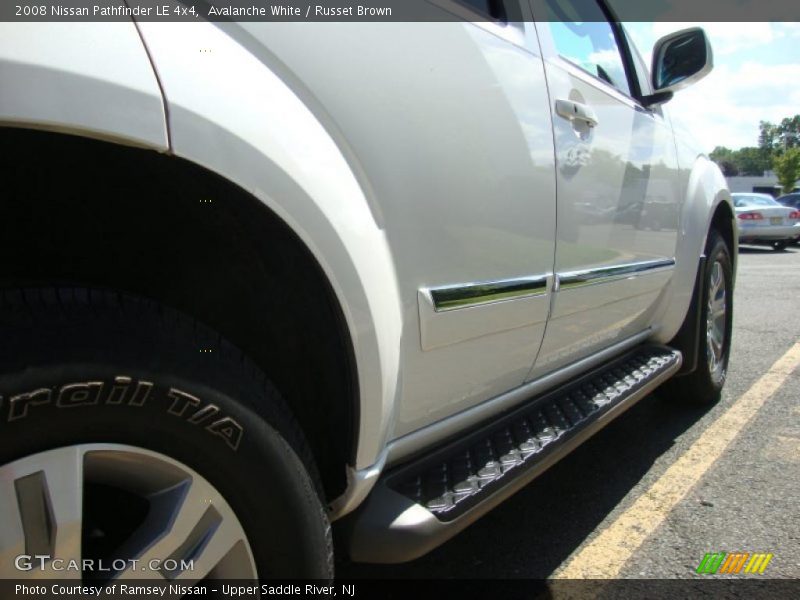 Avalanche White / Russet Brown 2008 Nissan Pathfinder LE 4x4
