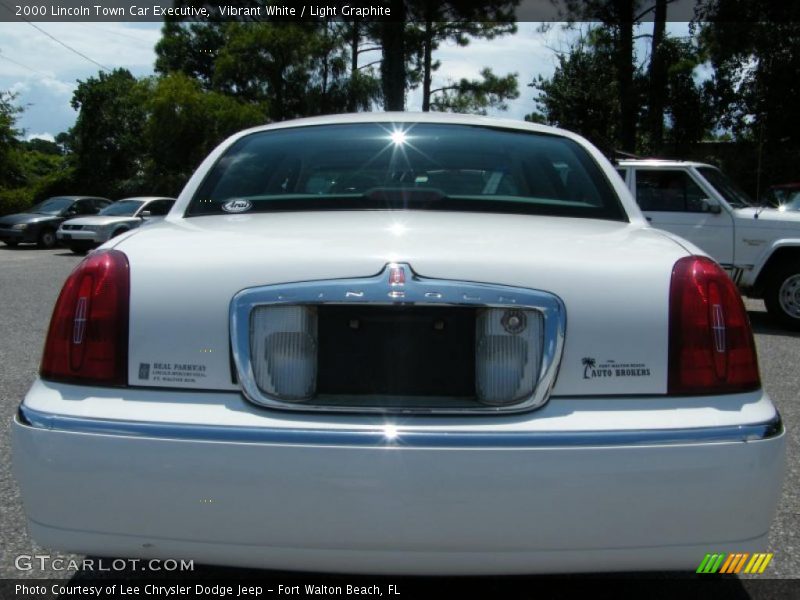 Vibrant White / Light Graphite 2000 Lincoln Town Car Executive