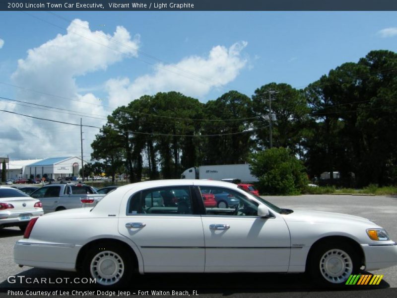 Vibrant White / Light Graphite 2000 Lincoln Town Car Executive