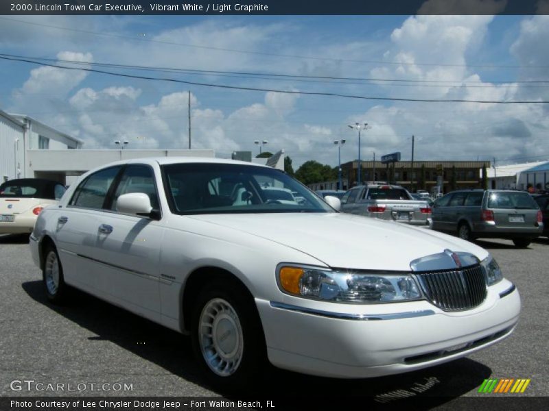 Vibrant White / Light Graphite 2000 Lincoln Town Car Executive