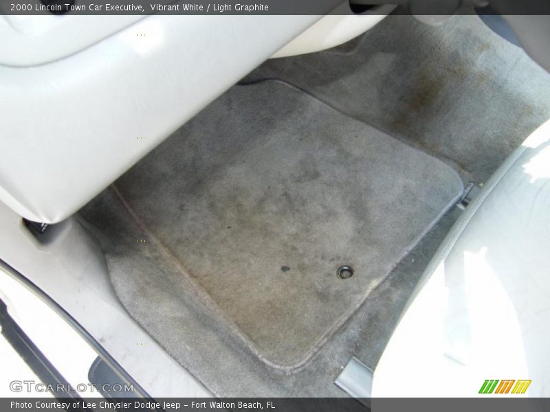 Vibrant White / Light Graphite 2000 Lincoln Town Car Executive