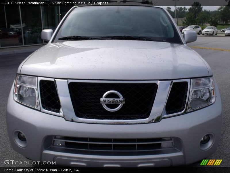 Silver Lightning Metallic / Graphite 2010 Nissan Pathfinder SE
