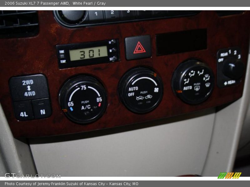 White Pearl / Gray 2006 Suzuki XL7 7 Passenger AWD