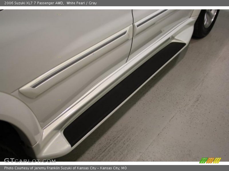 White Pearl / Gray 2006 Suzuki XL7 7 Passenger AWD