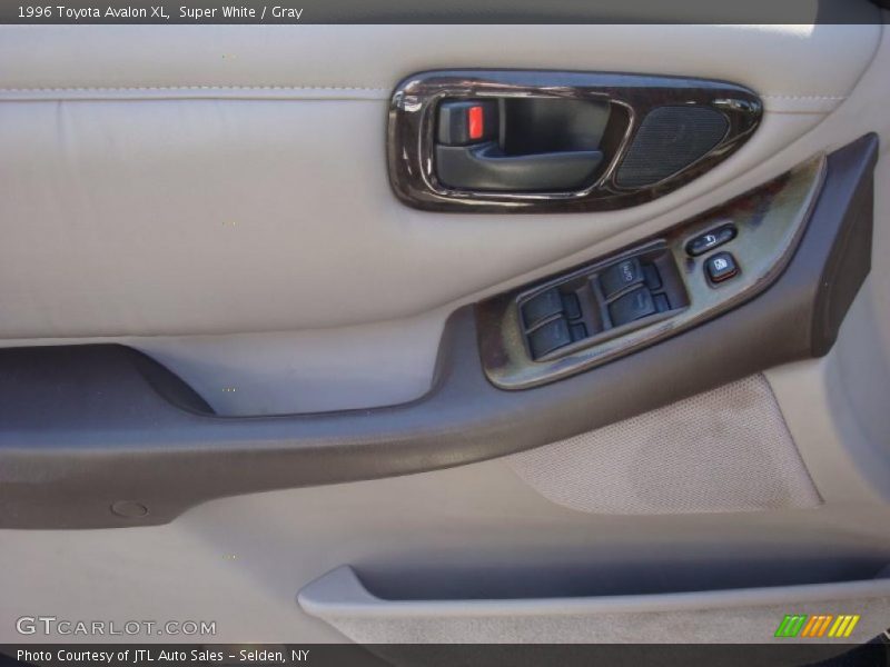 Super White / Gray 1996 Toyota Avalon XL