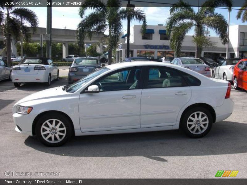 Ice White / Off-Black 2008 Volvo S40 2.4i