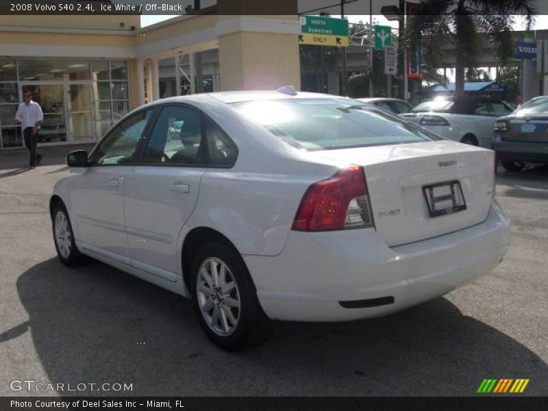 Ice White / Off-Black 2008 Volvo S40 2.4i