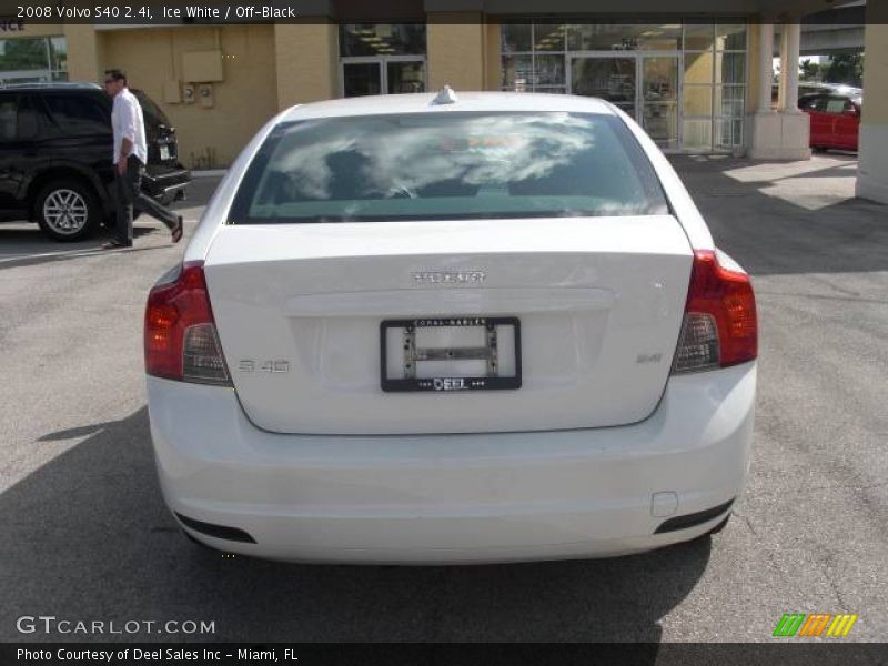 Ice White / Off-Black 2008 Volvo S40 2.4i