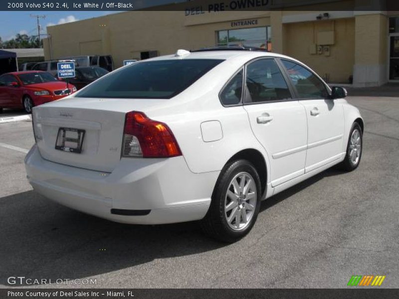 Ice White / Off-Black 2008 Volvo S40 2.4i