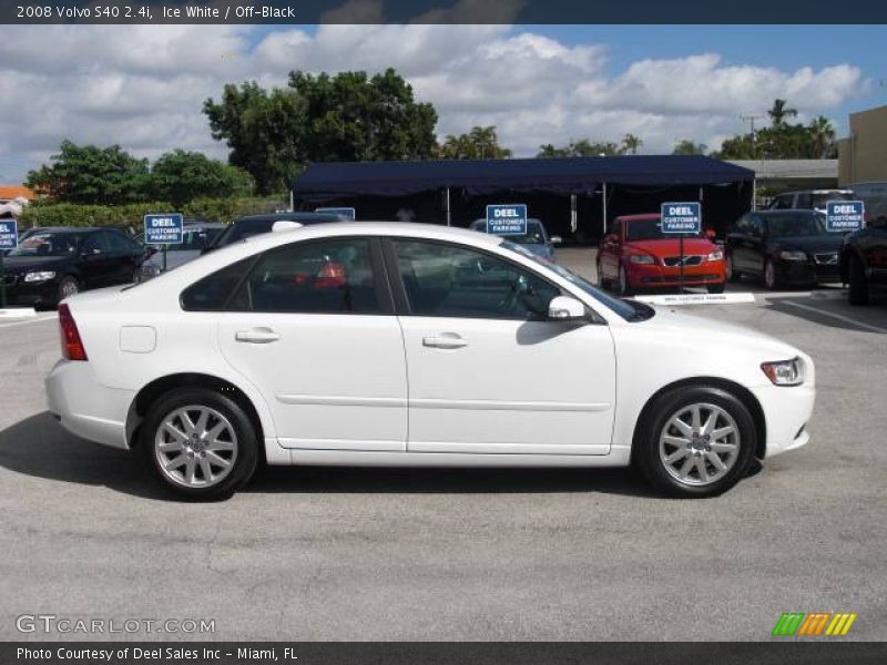 Ice White / Off-Black 2008 Volvo S40 2.4i