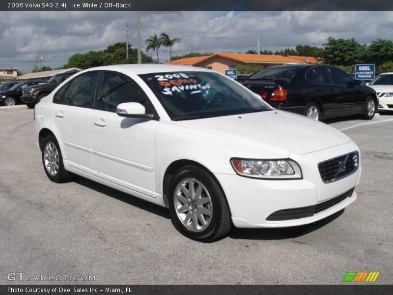 Ice White / Off-Black 2008 Volvo S40 2.4i