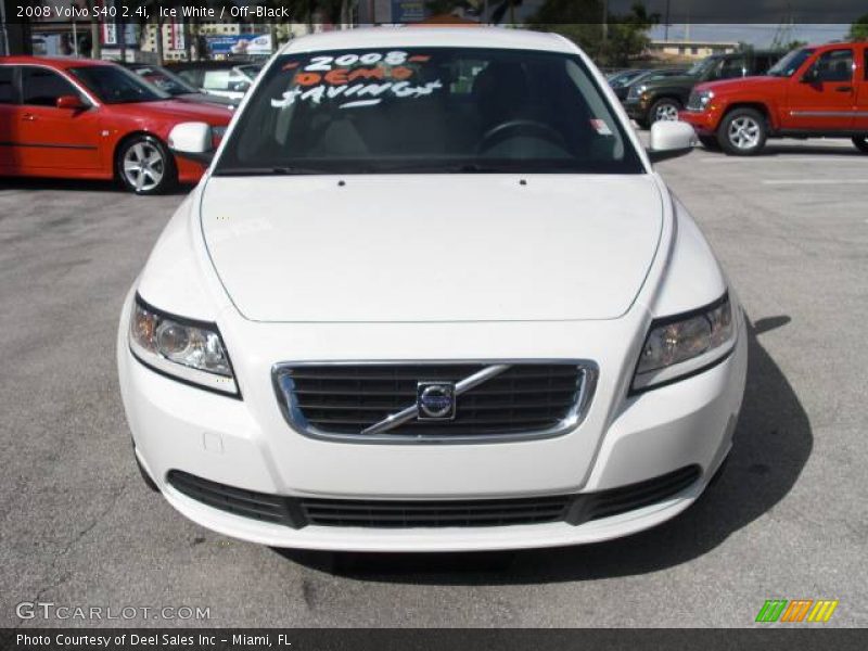 Ice White / Off-Black 2008 Volvo S40 2.4i