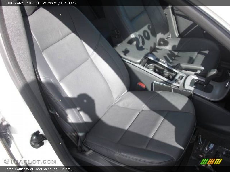 Ice White / Off-Black 2008 Volvo S40 2.4i