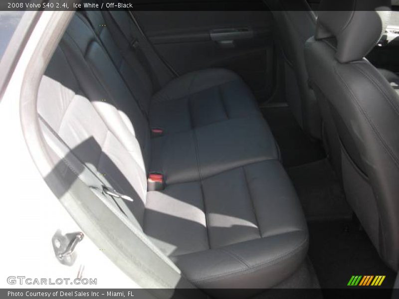 Ice White / Off-Black 2008 Volvo S40 2.4i