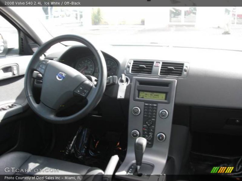 Ice White / Off-Black 2008 Volvo S40 2.4i