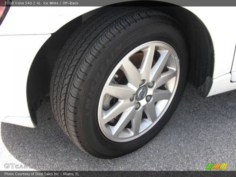 Ice White / Off-Black 2008 Volvo S40 2.4i