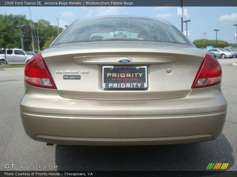 Arizona Beige Metallic / Medium/Dark Pebble Beige 2006 Ford Taurus SE
