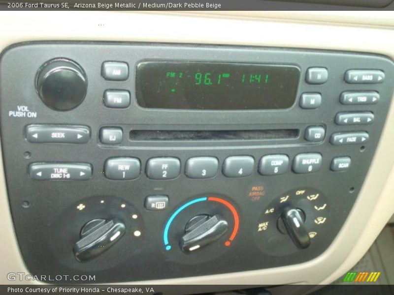 Arizona Beige Metallic / Medium/Dark Pebble Beige 2006 Ford Taurus SE