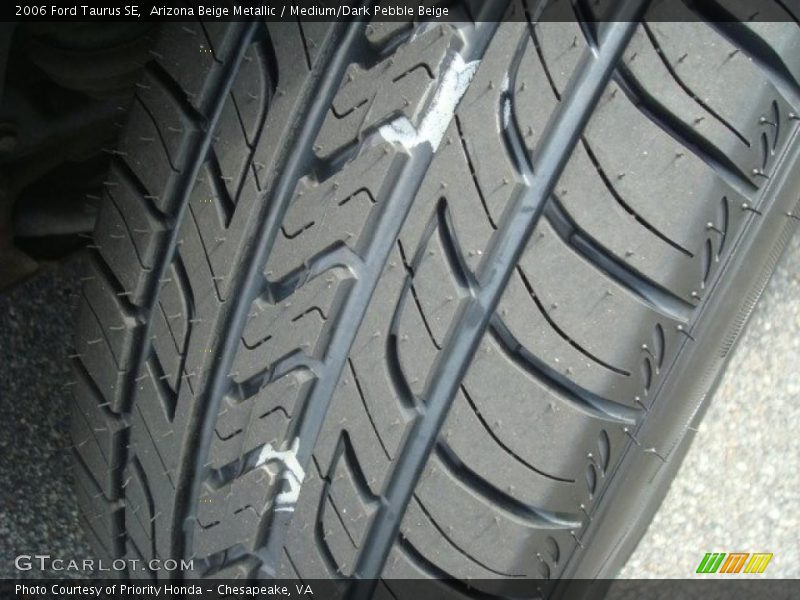 Arizona Beige Metallic / Medium/Dark Pebble Beige 2006 Ford Taurus SE