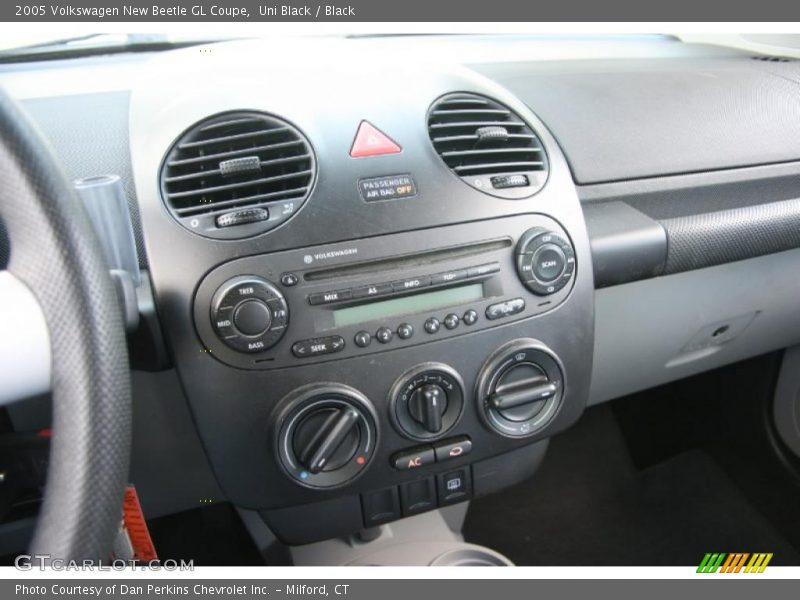 Uni Black / Black 2005 Volkswagen New Beetle GL Coupe