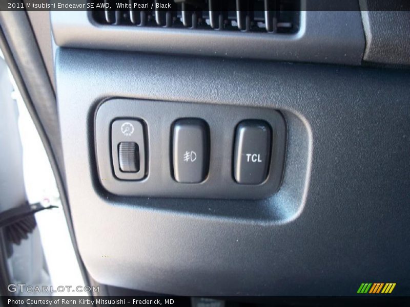White Pearl / Black 2011 Mitsubishi Endeavor SE AWD