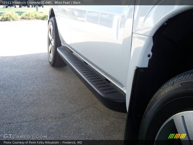 White Pearl / Black 2011 Mitsubishi Endeavor SE AWD