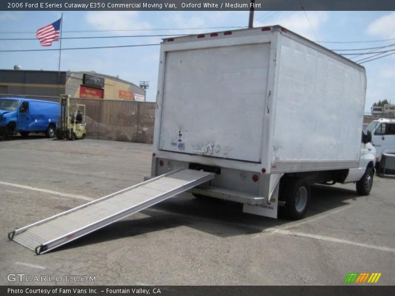 Oxford White / Medium Flint 2006 Ford E Series Cutaway E350 Commercial Moving Van