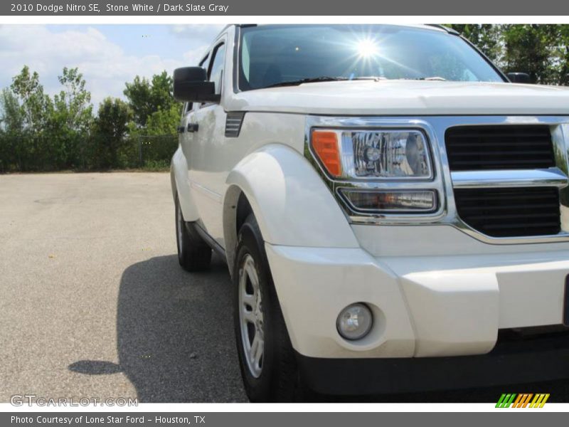 Stone White / Dark Slate Gray 2010 Dodge Nitro SE