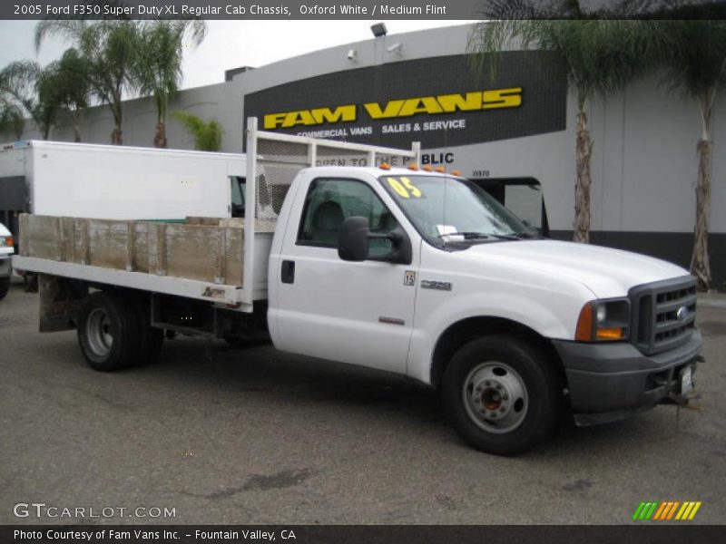 Oxford White / Medium Flint 2005 Ford F350 Super Duty XL Regular Cab Chassis
