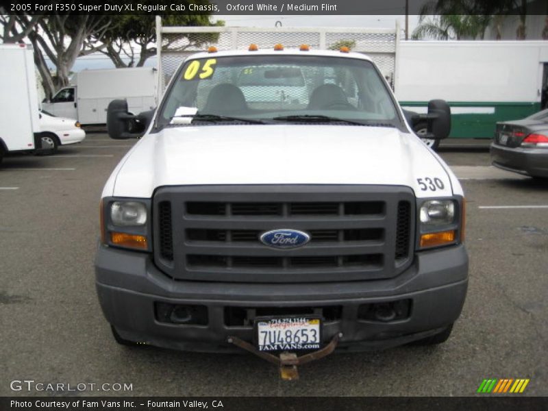 Oxford White / Medium Flint 2005 Ford F350 Super Duty XL Regular Cab Chassis