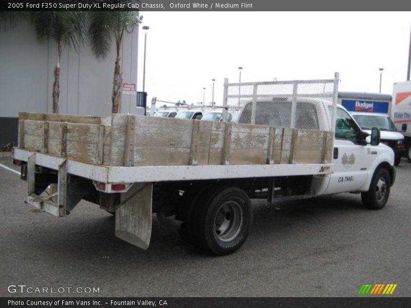 Oxford White / Medium Flint 2005 Ford F350 Super Duty XL Regular Cab Chassis