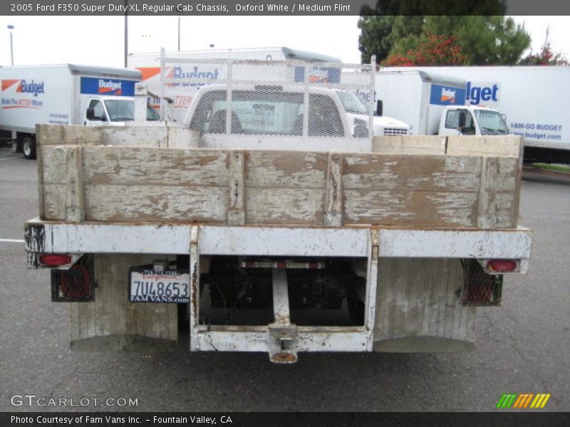 Oxford White / Medium Flint 2005 Ford F350 Super Duty XL Regular Cab Chassis