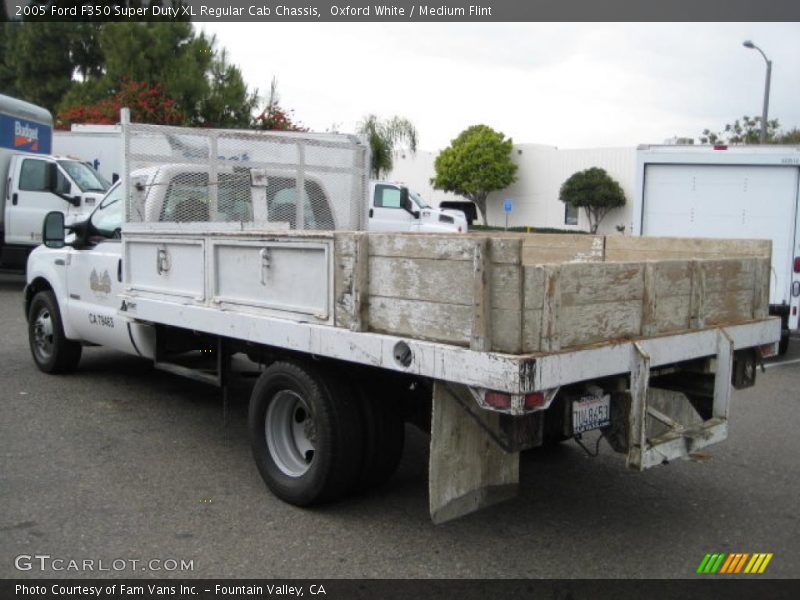 Oxford White / Medium Flint 2005 Ford F350 Super Duty XL Regular Cab Chassis