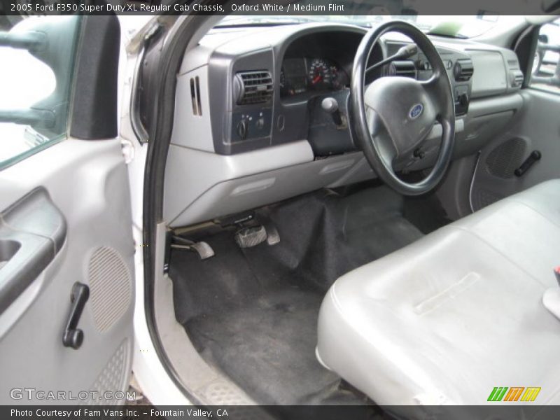 Oxford White / Medium Flint 2005 Ford F350 Super Duty XL Regular Cab Chassis