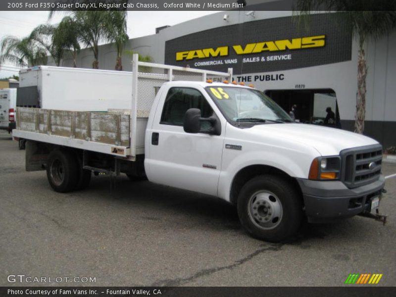 Oxford White / Medium Flint 2005 Ford F350 Super Duty XL Regular Cab Chassis