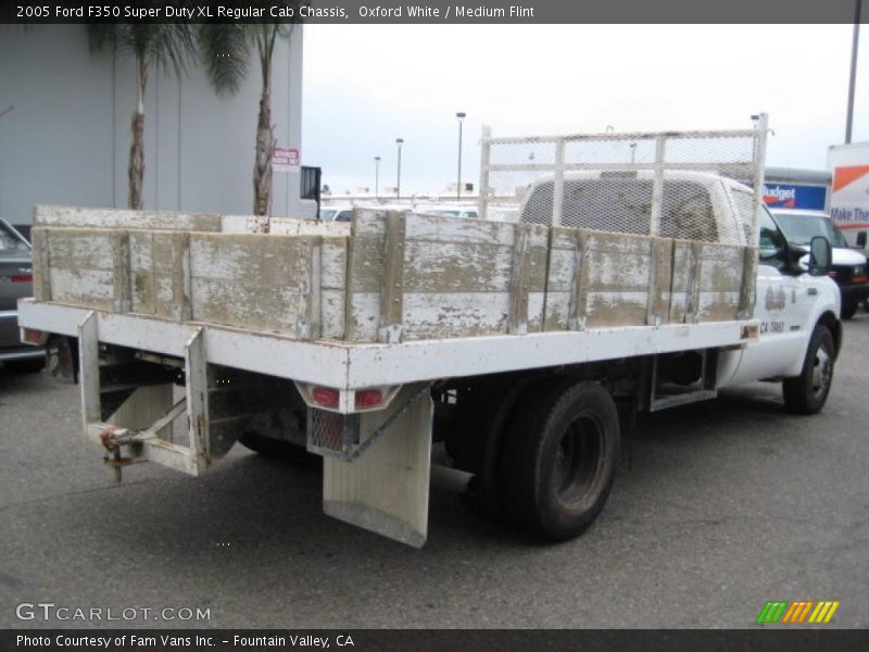 Oxford White / Medium Flint 2005 Ford F350 Super Duty XL Regular Cab Chassis