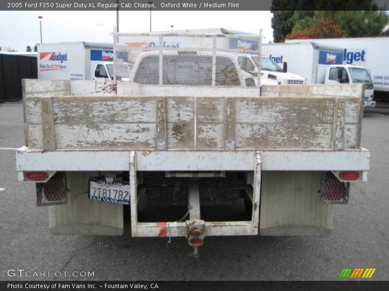 Oxford White / Medium Flint 2005 Ford F350 Super Duty XL Regular Cab Chassis