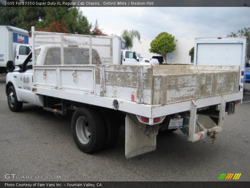 Oxford White / Medium Flint 2005 Ford F350 Super Duty XL Regular Cab Chassis