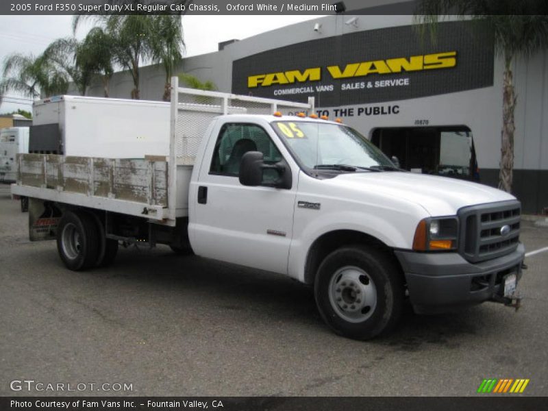 Oxford White / Medium Flint 2005 Ford F350 Super Duty XL Regular Cab Chassis