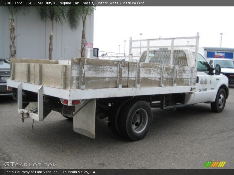 Oxford White / Medium Flint 2005 Ford F350 Super Duty XL Regular Cab Chassis