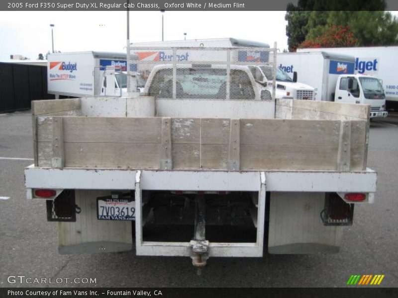 Oxford White / Medium Flint 2005 Ford F350 Super Duty XL Regular Cab Chassis