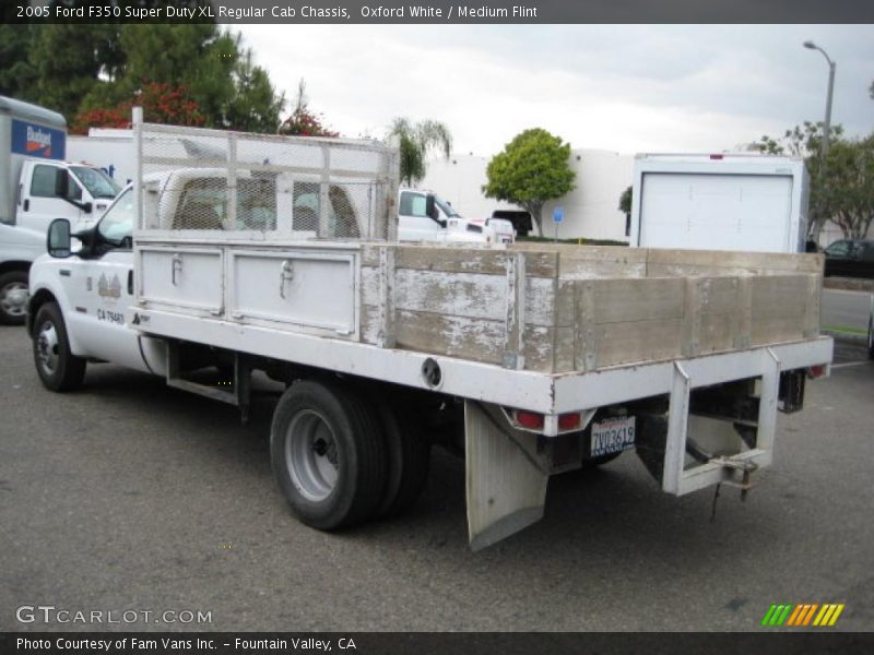 Oxford White / Medium Flint 2005 Ford F350 Super Duty XL Regular Cab Chassis