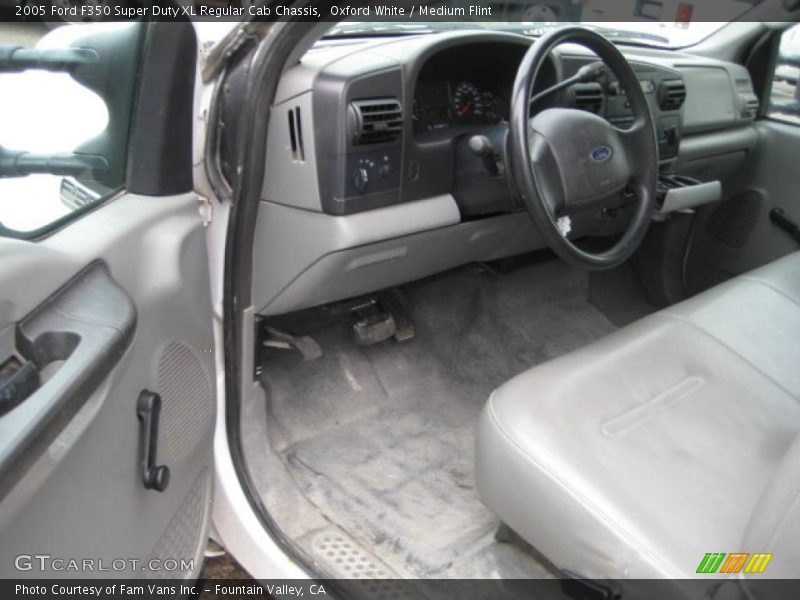 Oxford White / Medium Flint 2005 Ford F350 Super Duty XL Regular Cab Chassis
