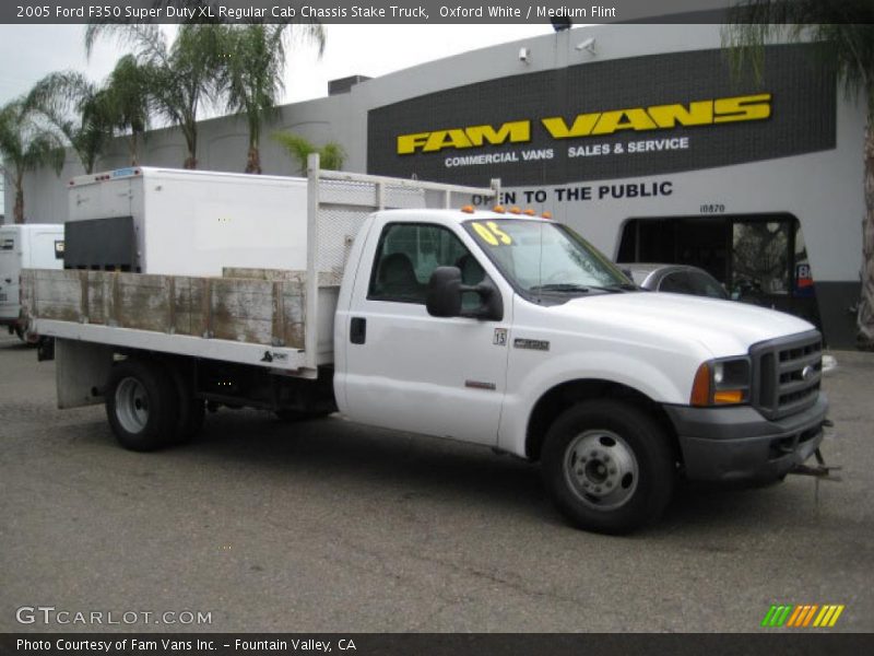 Oxford White / Medium Flint 2005 Ford F350 Super Duty XL Regular Cab Chassis Stake Truck